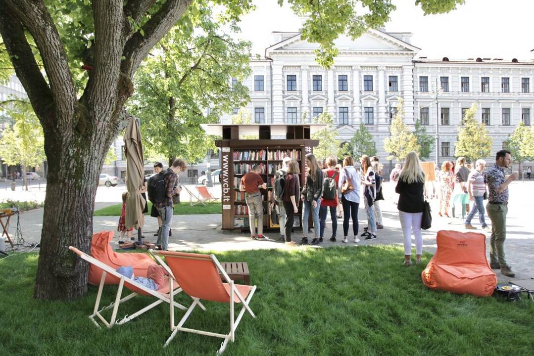 Skaitykla po atviru dangumi Lukiškių aikštėje