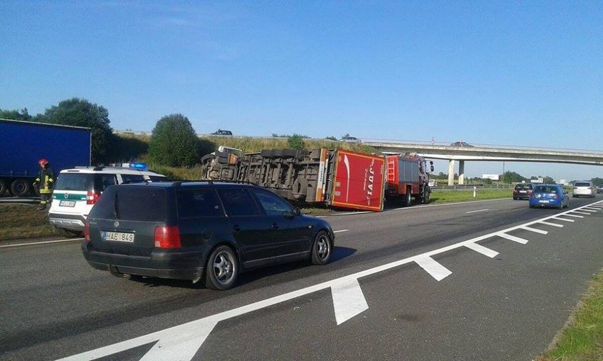 Autostradoje apvirto vilkikas