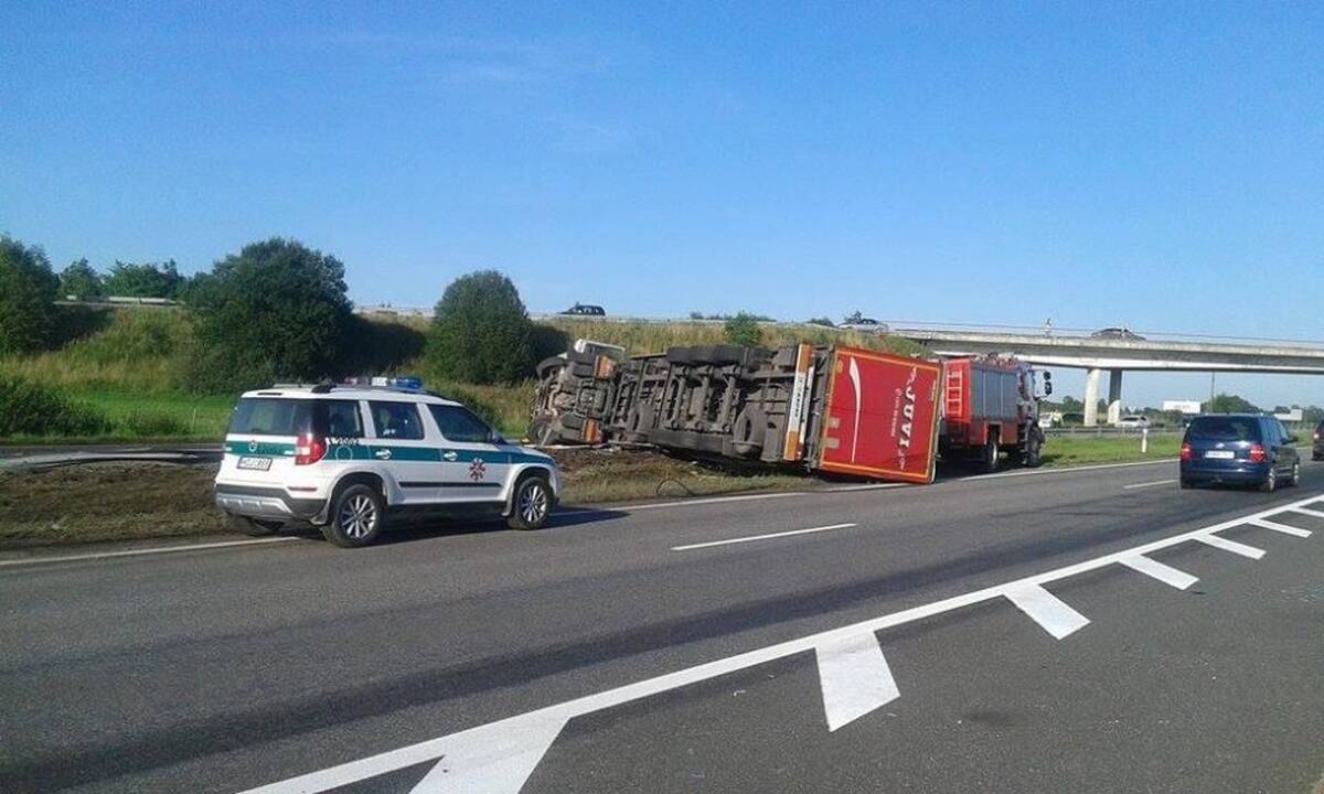 Autostradoje apvirto vilkikas
