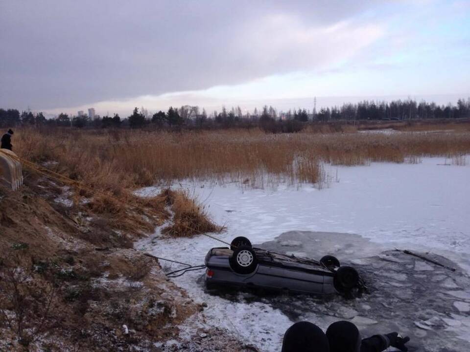 Tvenkinio ledas neatlaikė BMW 