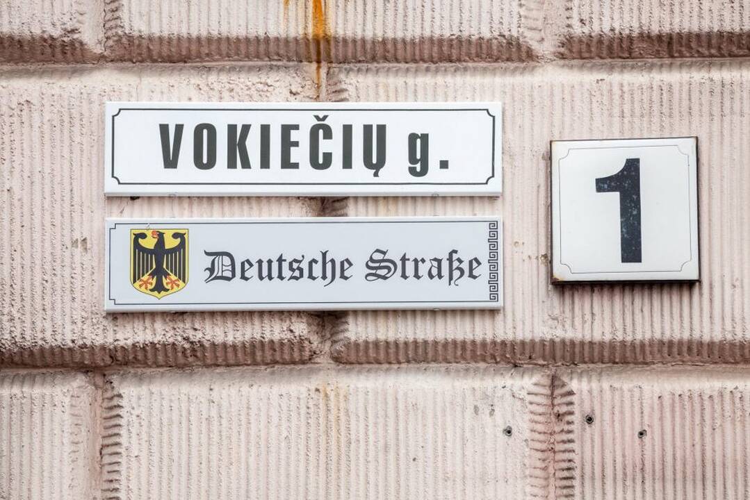 Vyriausybės atstovė dėl dvikalbių lentelių nukabinimo kovos teisme