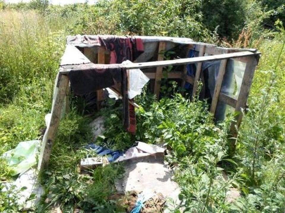 Atsibudęs savo pašiūrėje, benamis aptiko, kad peiliu sužalota jo krūtinė