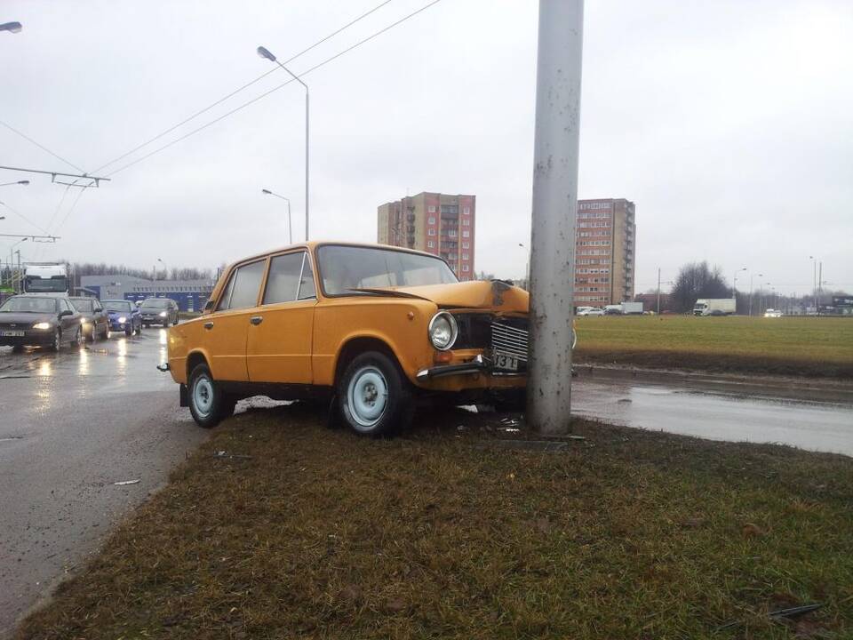 Į Kauno gatves išriedėjęs „Žiguli“ pateko į avariją
