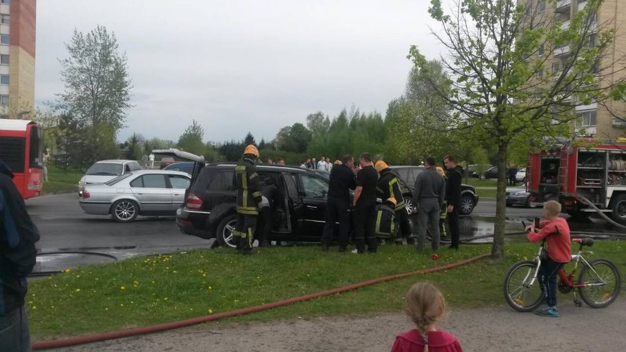 Šilainiuose savininkų akyse užsidegė mersedesas