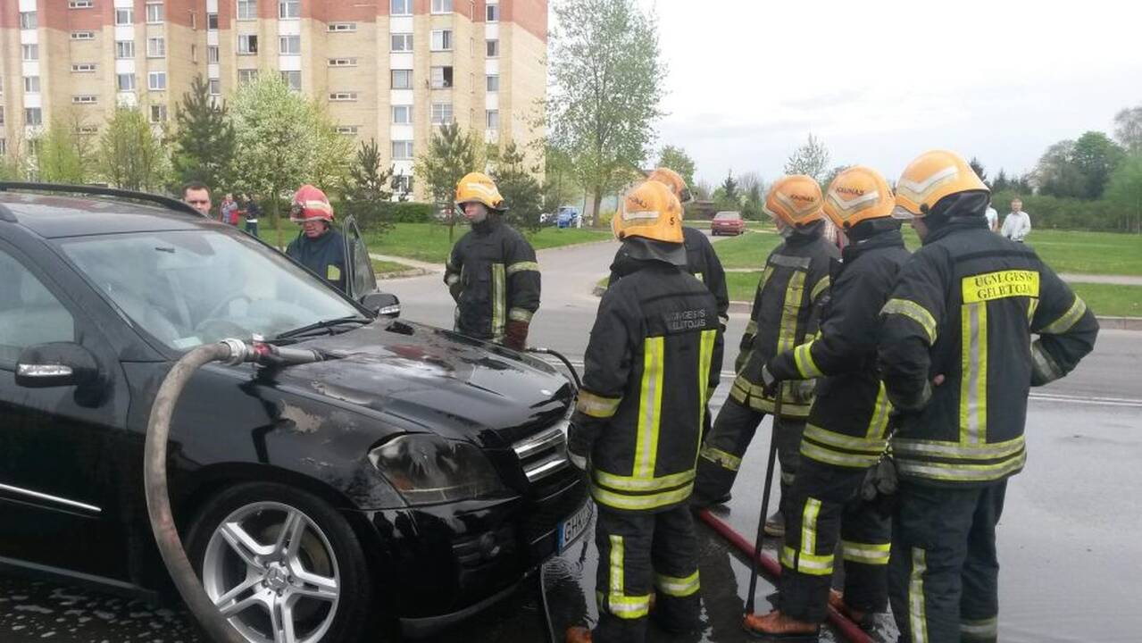 Šilainiuose savininkų akyse užsidegė mersedesas