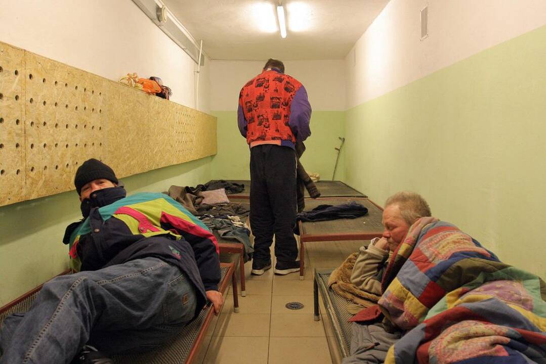 Kauno benamiai žiemą nakčiai glaudžiasi nakvynės namuose, o dieną priversti išeiti gatvėn.