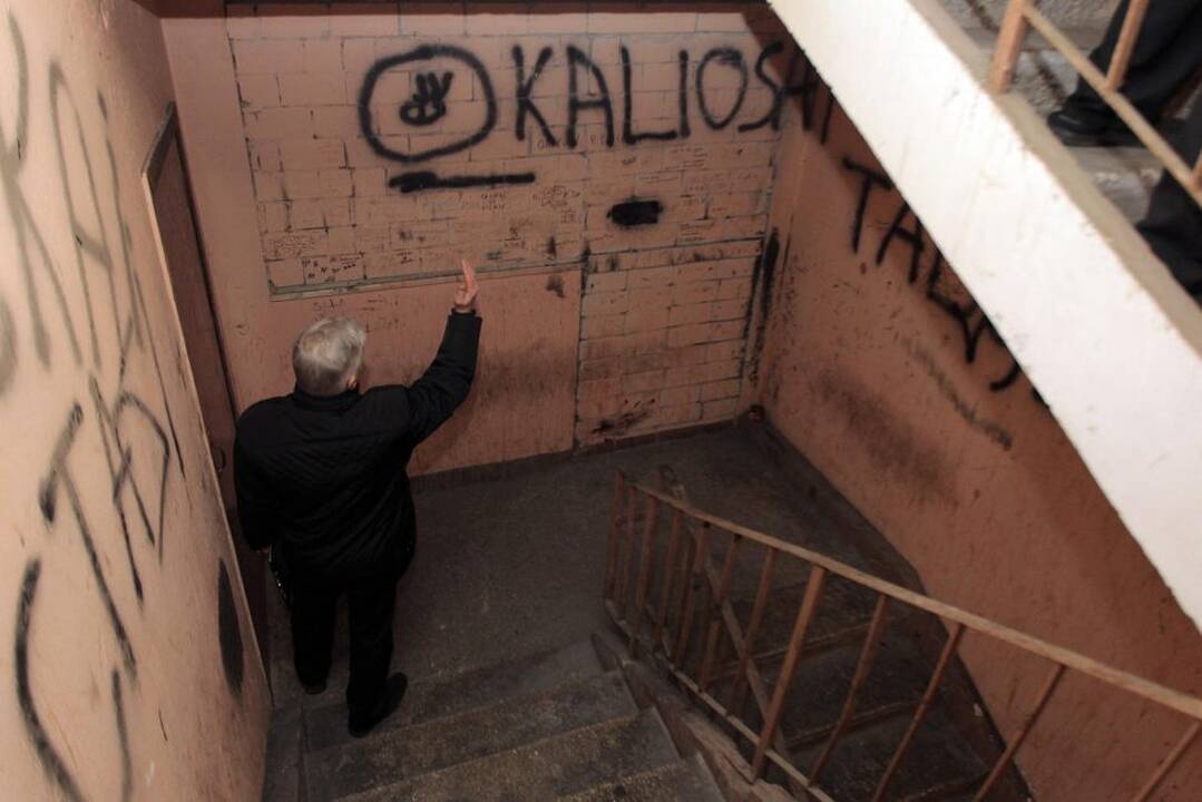 Ugniagesiai tikrina Kauno daugiabučių namų priešgaisrines ir evakuacines sistemas.
