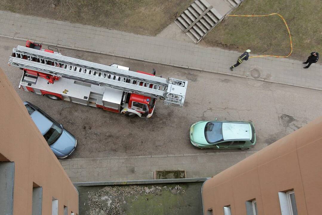 Ugniagesiai tikrina Kauno daugiabučių namų priešgaisrines ir evakuacines sistemas.