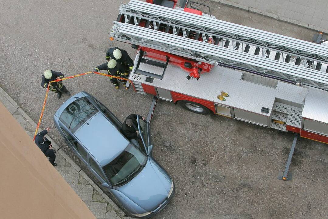 Ugniagesiai tikrina Kauno daugiabučių namų priešgaisrines ir evakuacines sistemas.