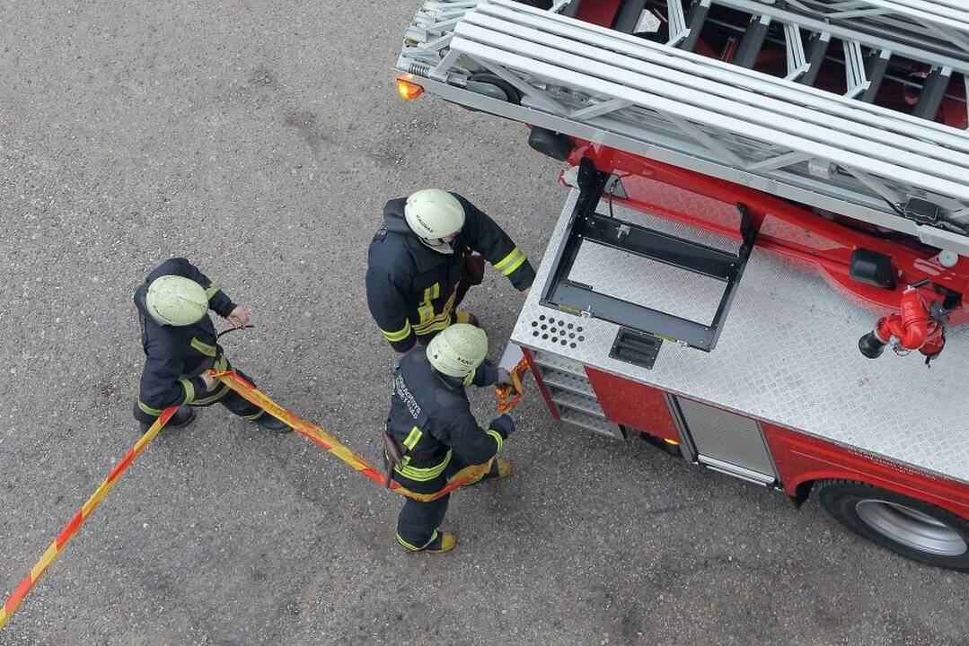 Ugniagesiai tikrina Kauno daugiabučių namų priešgaisrines ir evakuacines sistemas.
