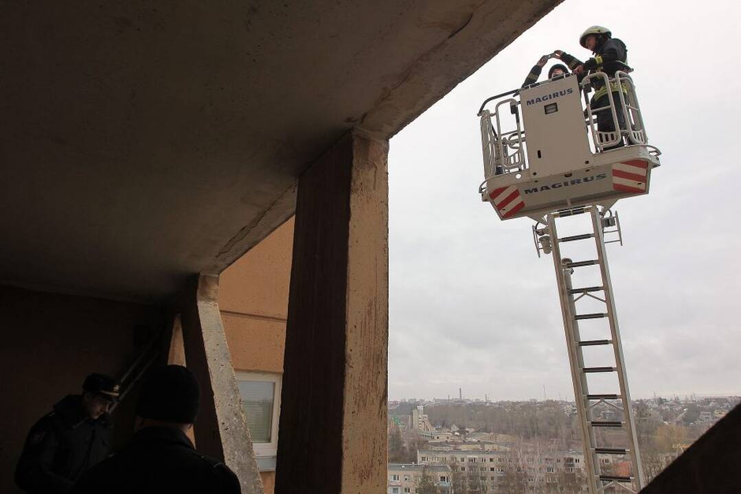 Ugniagesiai tikrina Kauno daugiabučių namų priešgaisrines ir evakuacines sistemas.