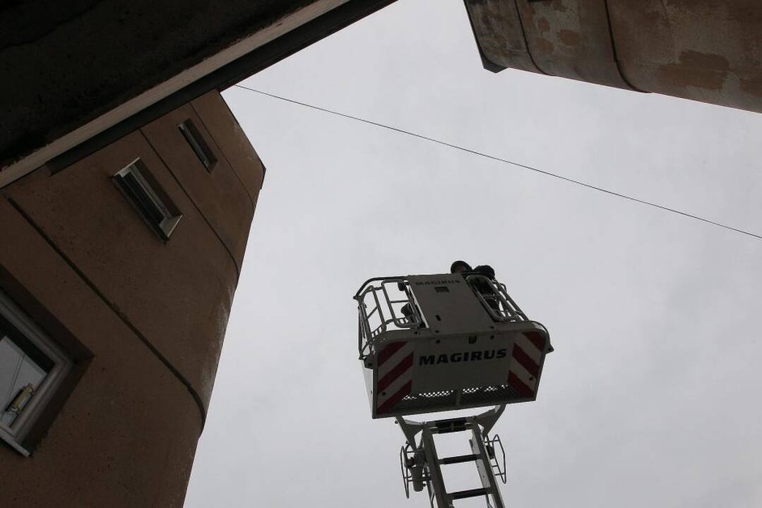 Ugniagesiai tikrina Kauno daugiabučių namų priešgaisrines ir evakuacines sistemas.