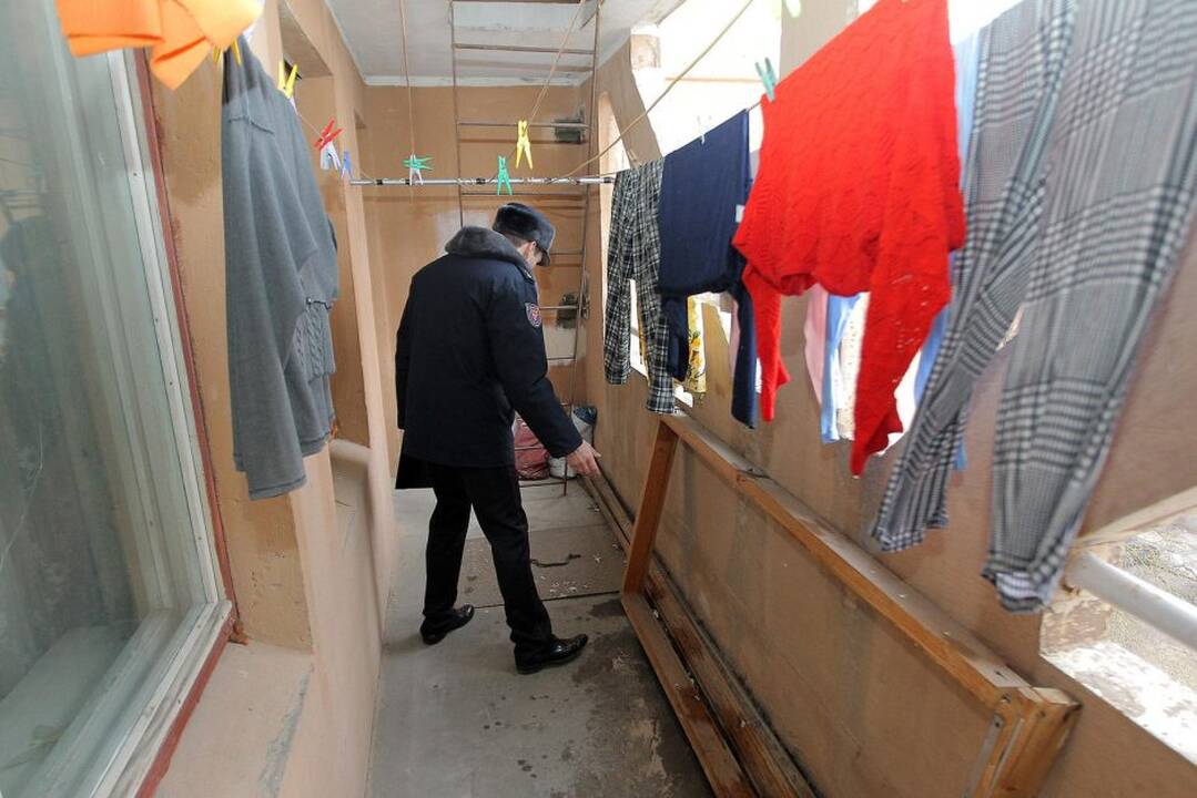 Ugniagesiai tikrina Kauno daugiabučių namų priešgaisrines ir evakuacines sistemas.