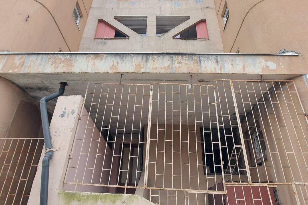 Ugniagesiai tikrina Kauno daugiabučių namų priešgaisrines ir evakuacines sistemas.