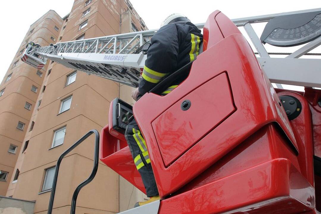 Ugniagesiai tikrina Kauno daugiabučių namų priešgaisrines ir evakuacines sistemas.