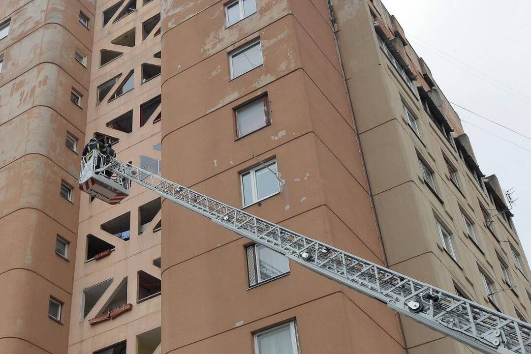 Ugniagesiai tikrina Kauno daugiabučių namų priešgaisrines ir evakuacines sistemas.