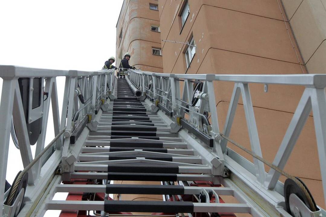 Ugniagesiai tikrina Kauno daugiabučių namų priešgaisrines ir evakuacines sistemas.