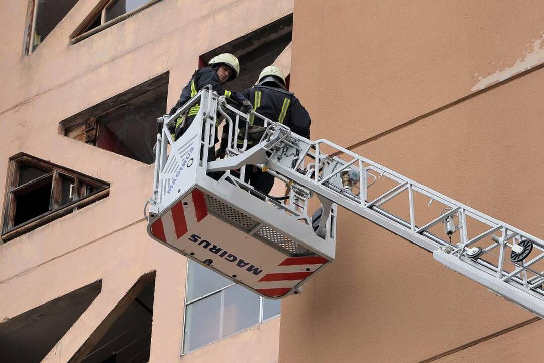 Ugniagesiai tikrina Kauno daugiabučių namų priešgaisrines ir evakuacines sistemas.