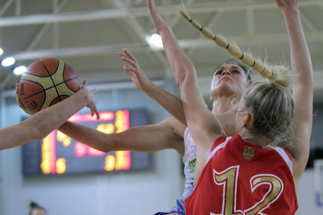Lietuvos moterų krepšinio lygos ketvirtfinalis Kauno r. „Hoptrans-Sirenos“ – Klaipėdos „Fortūna“ 70:58.