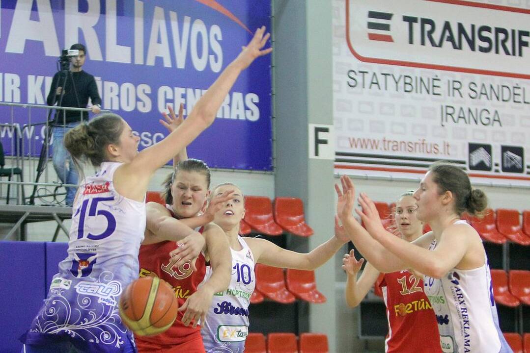 Lietuvos moterų krepšinio lygos ketvirtfinalis Kauno r. „Hoptrans-Sirenos“ – Klaipėdos „Fortūna“ 70:58.