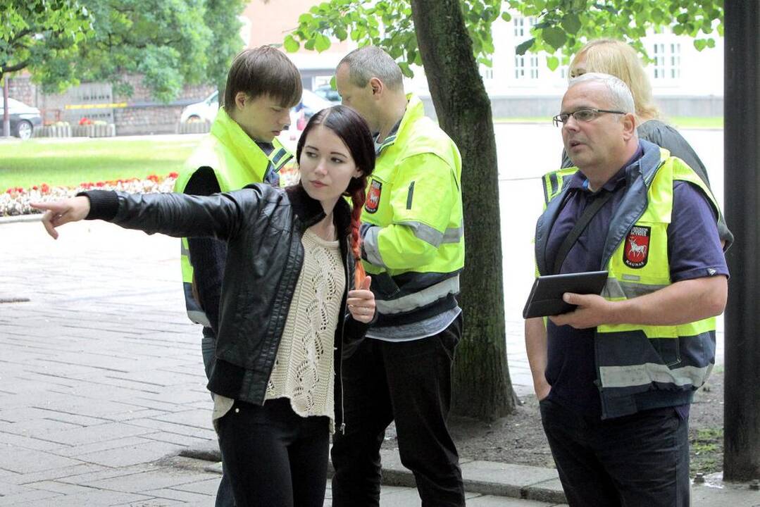 Protestivalio dalyviai okupuoja Miesto sodą
