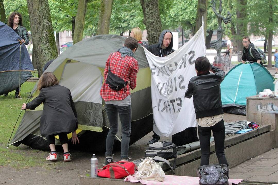 Protestivalio dalyviai okupuoja Miesto sodą