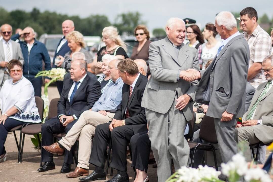 Paminklo atidengimo ceremonija