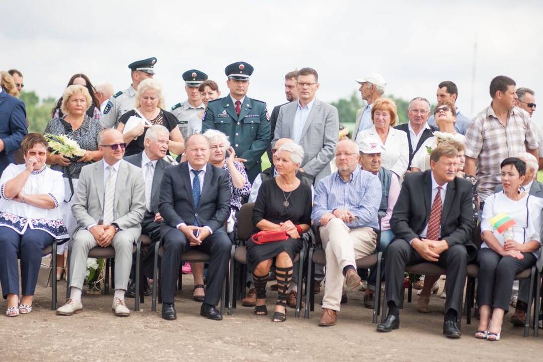 Paminklo atidengimo ceremonija