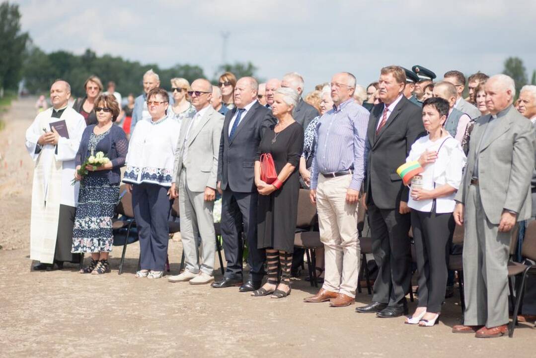 Paminklo atidengimo ceremonija