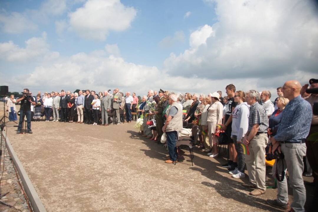 Paminklo atidengimo ceremonija