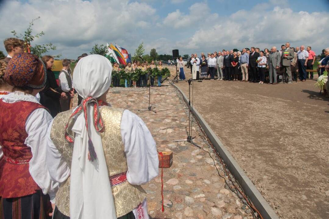Paminklo atidengimo ceremonija