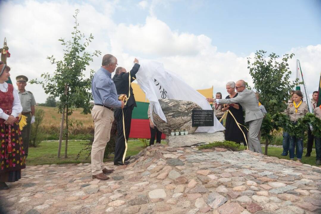Paminklo atidengimo ceremonija