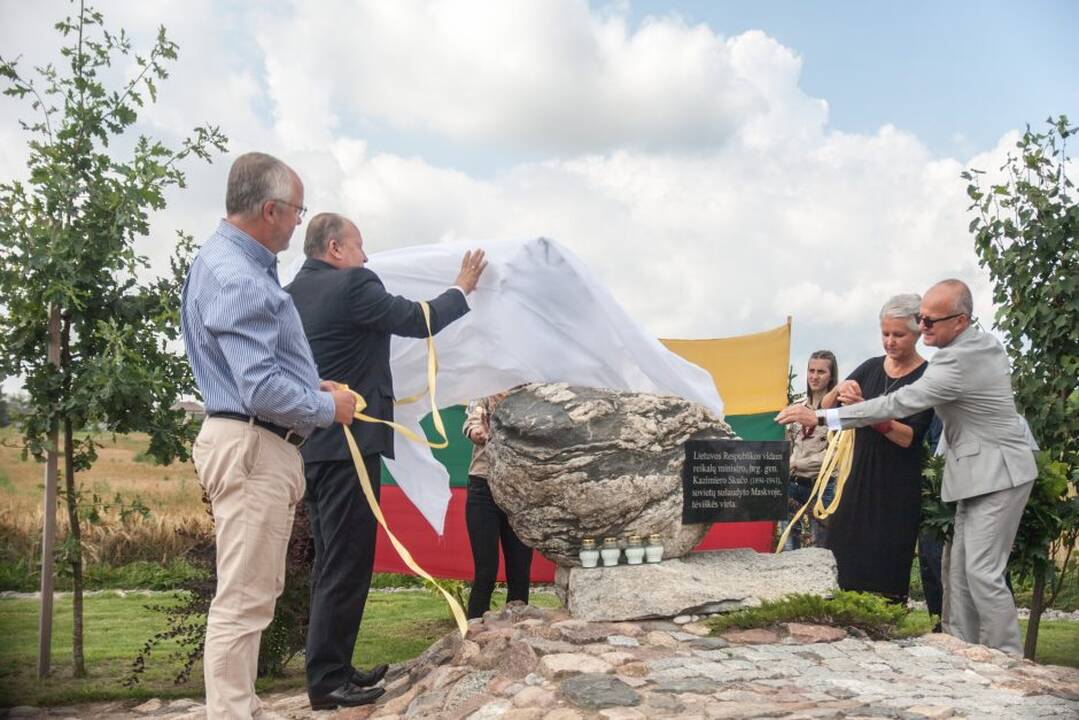 Paminklo atidengimo ceremonija