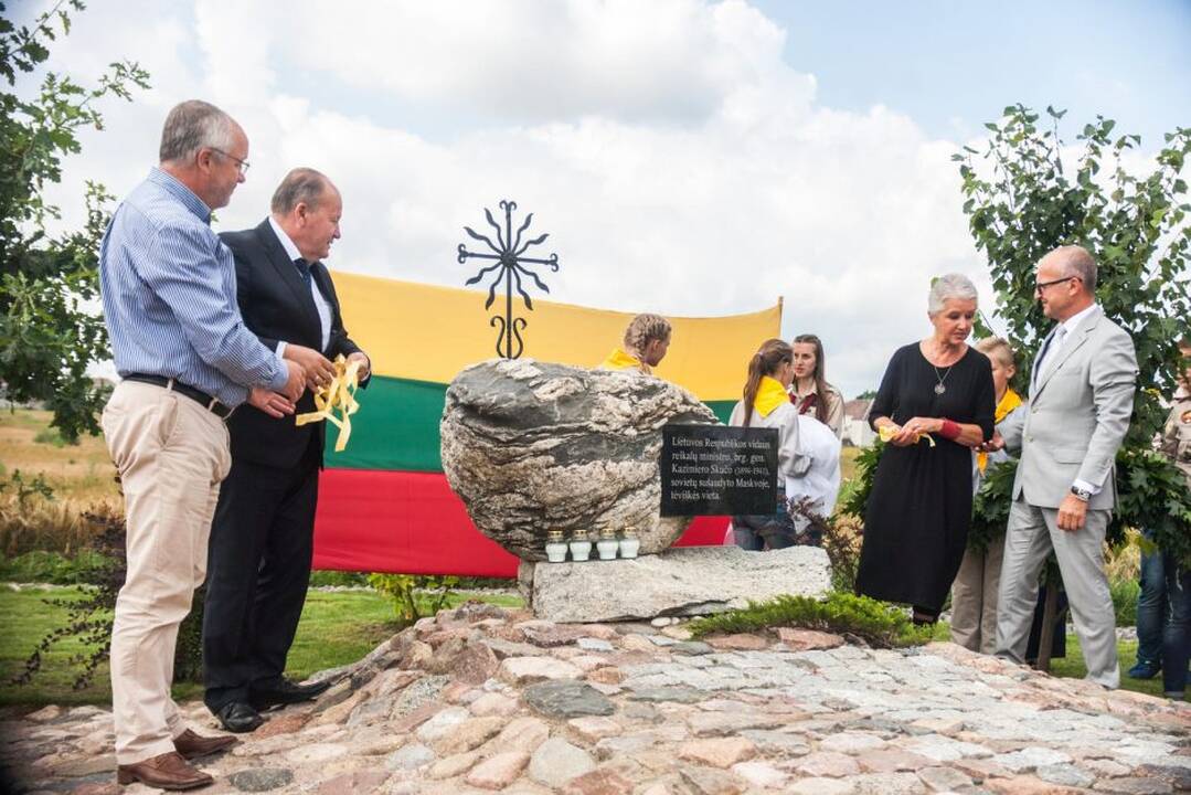 Paminklo atidengimo ceremonija