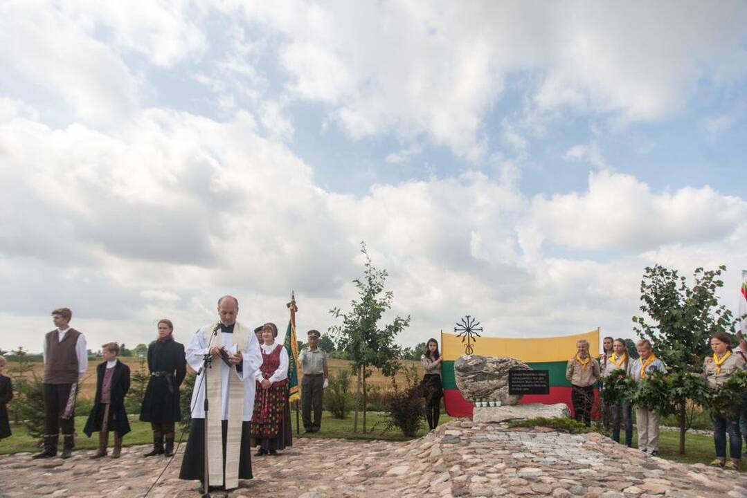 Paminklo atidengimo ceremonija
