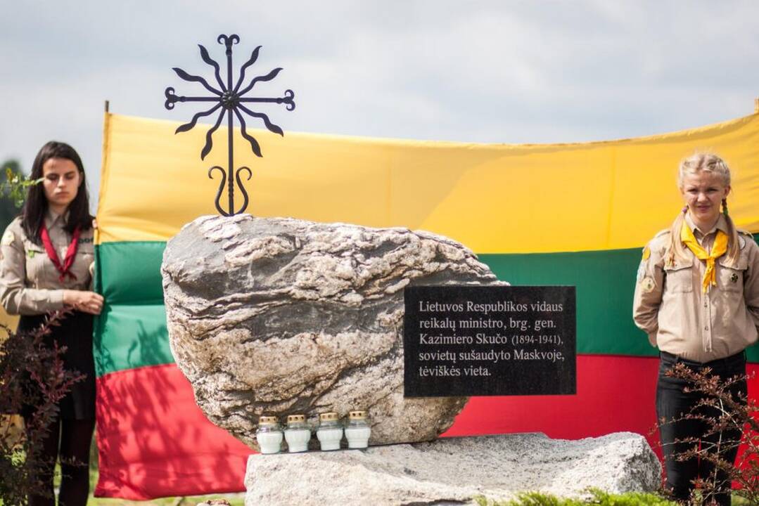 Paminklo atidengimo ceremonija