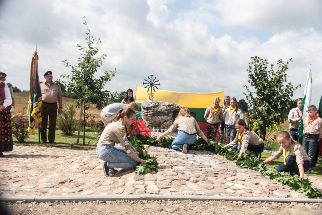 Paminklo atidengimo ceremonija