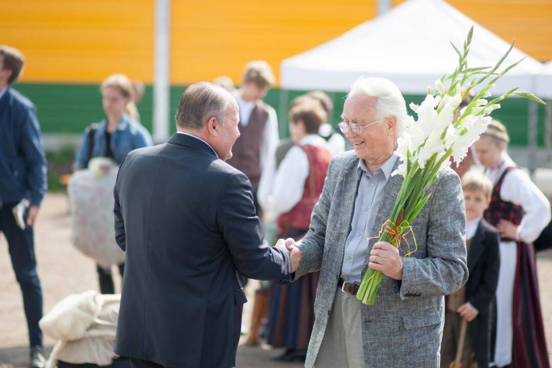 Paminklo atidengimo ceremonija