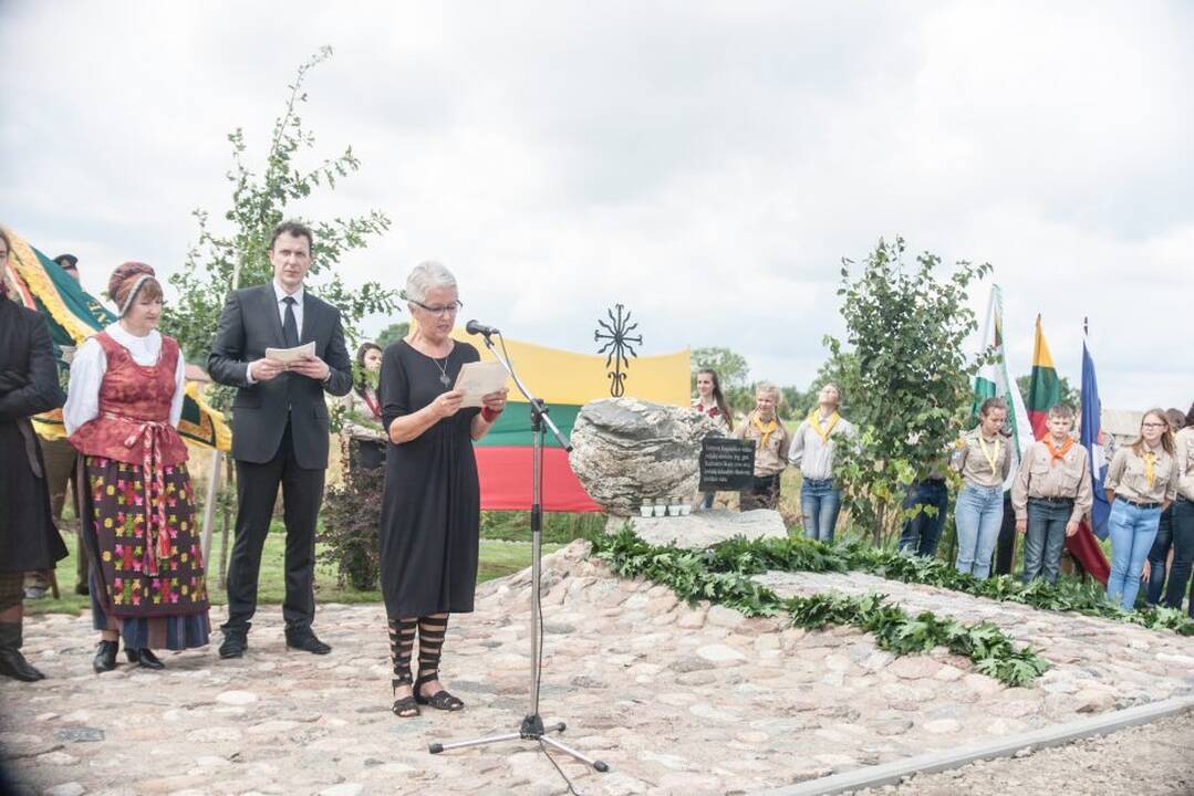 Paminklo atidengimo ceremonija