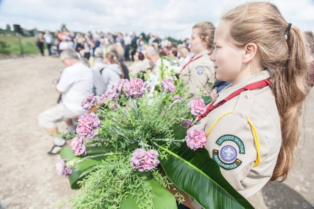 Paminklo atidengimo ceremonija