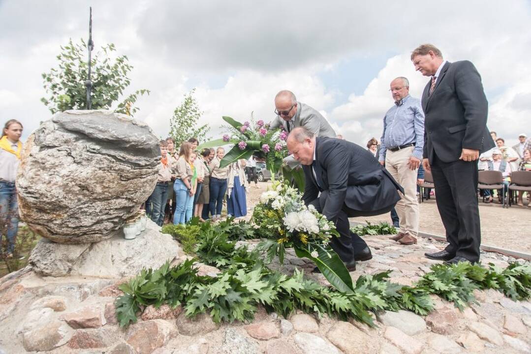 Paminklo atidengimo ceremonija