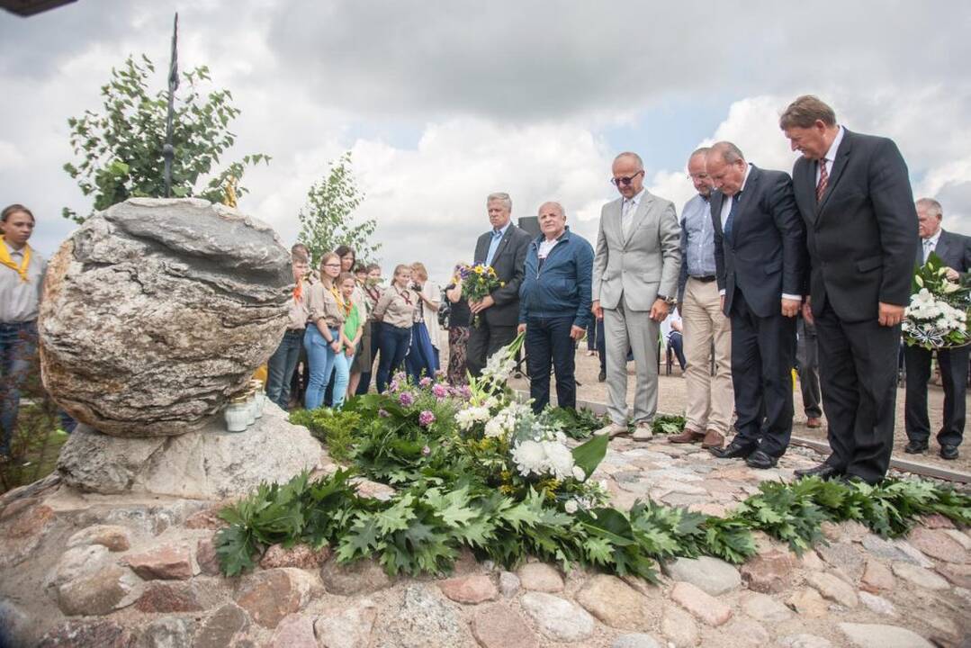 Paminklo atidengimo ceremonija