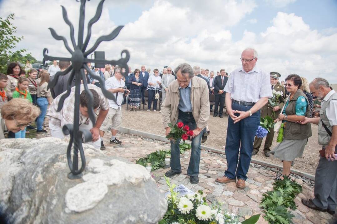 Paminklo atidengimo ceremonija