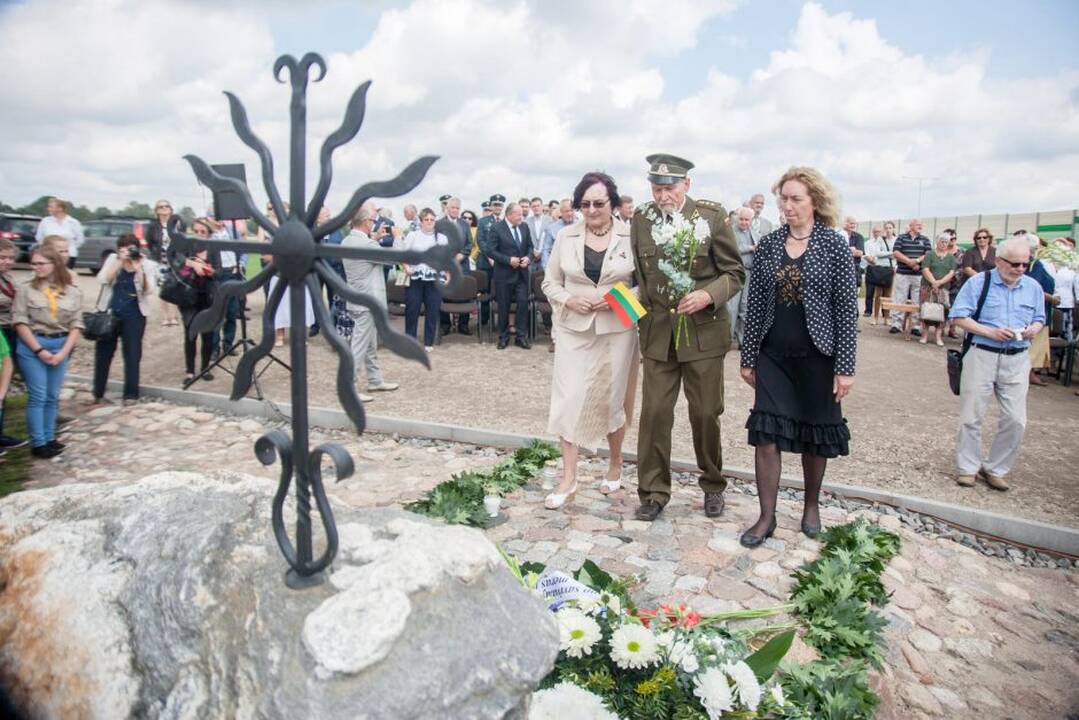 Paminklo atidengimo ceremonija