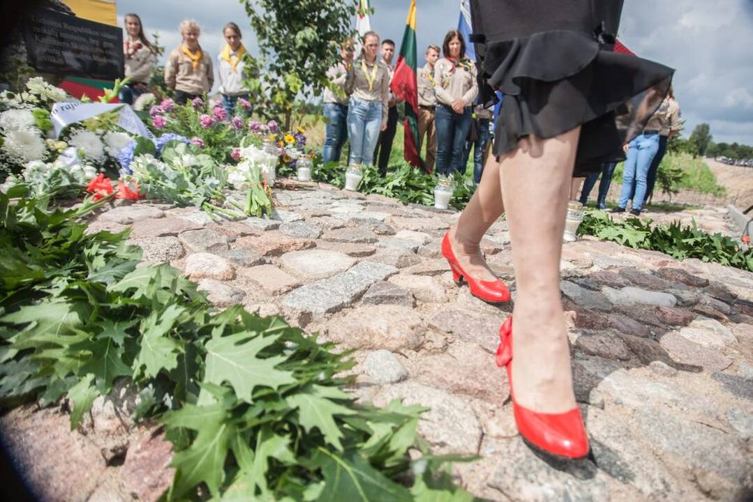 Paminklo atidengimo ceremonija