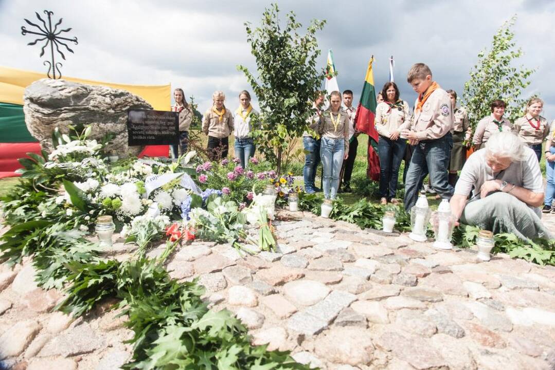 Paminklo atidengimo ceremonija