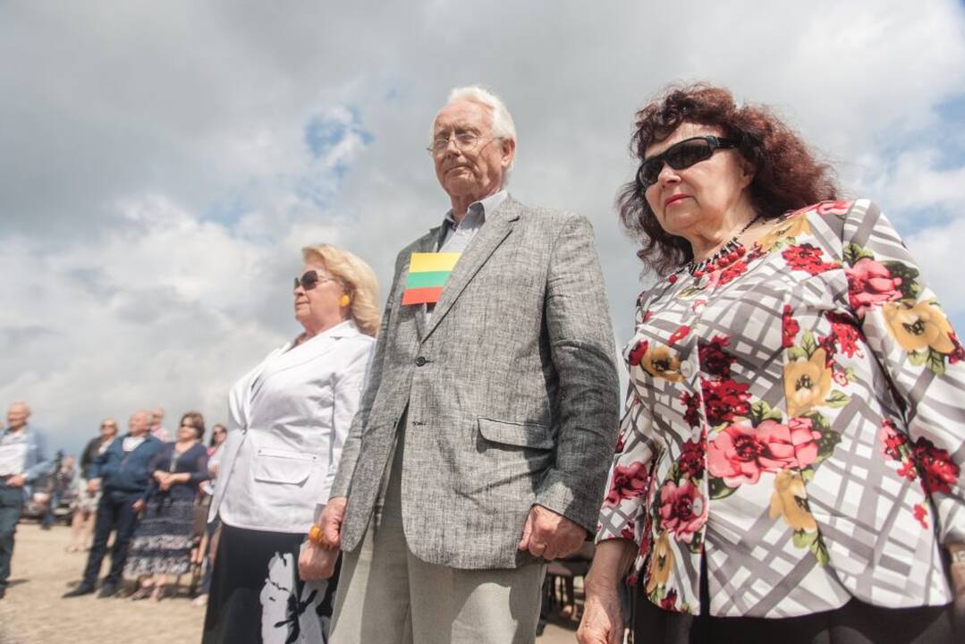 Paminklo atidengimo ceremonija
