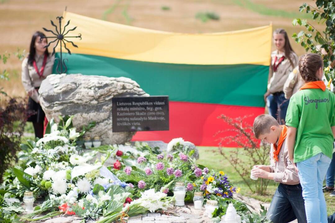 Paminklo atidengimo ceremonija