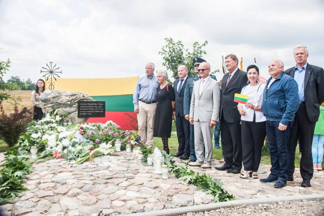 Paminklo atidengimo ceremonija
