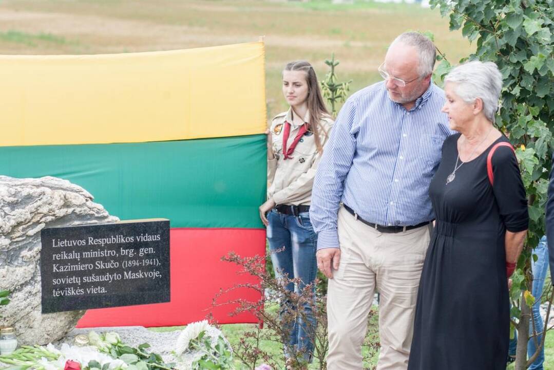 Paminklo atidengimo ceremonija